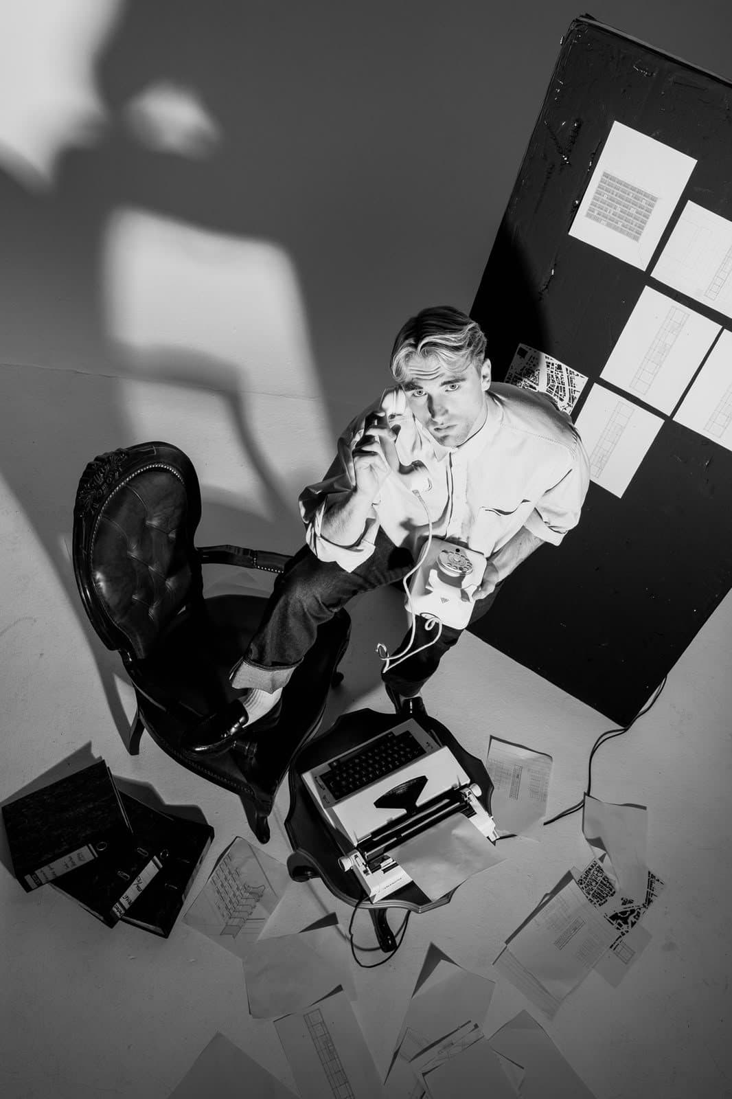 Niklas Andrea Reichel am Telefon, Editorial-Shooting